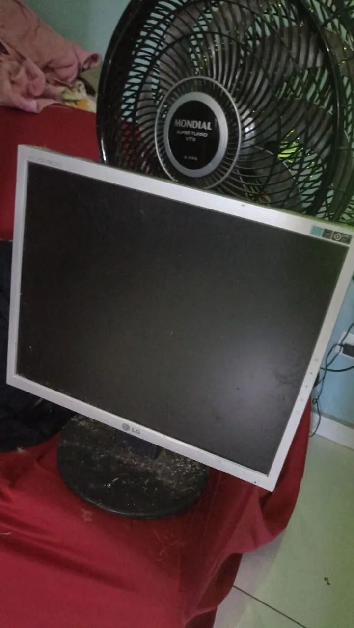 Monitor LG funcionando com riscos na tela