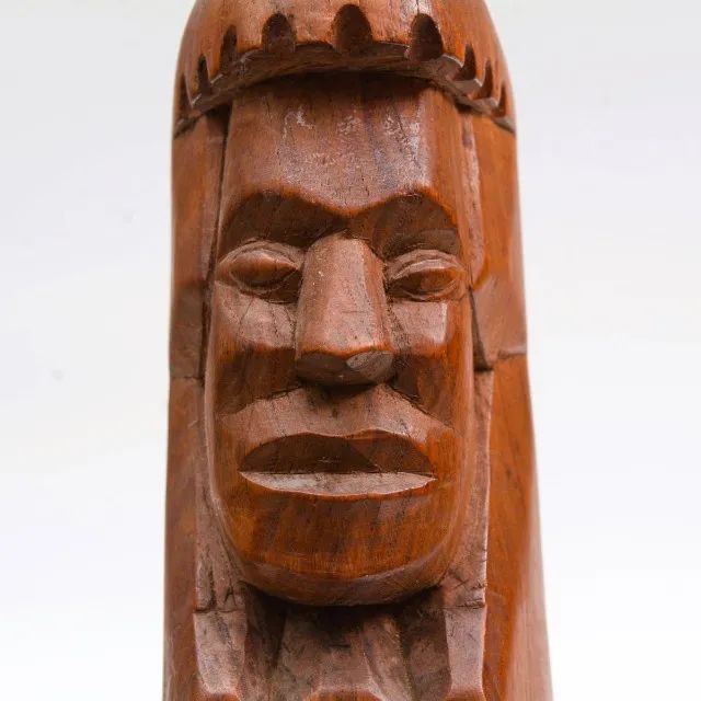 Escultura de madeira nobre entalhada á mão representando Cabeça do Indio *Descrição - Foto 2