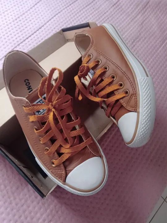 Tênis AllStar em courinho.