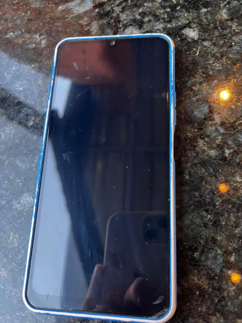 Vendo celular semi novo tudo original , carregar e fone somente dinheiro , 700 reais