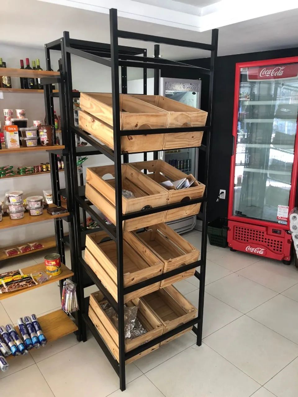 EXPOSITOR DE FERRO E CAIXA DE MADEIRA.