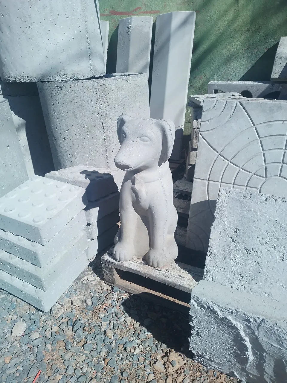 Escultura de cachorro em concreto para jardim