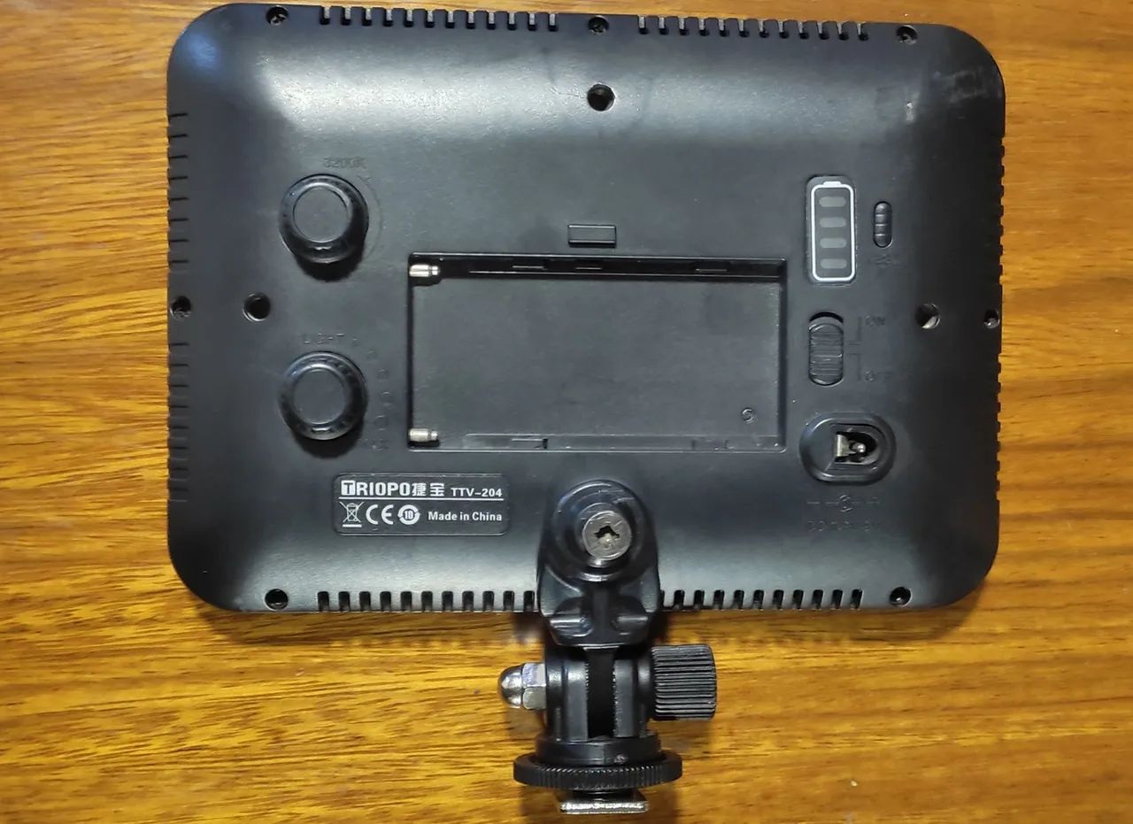 Luz Led para câmera Tripo Profissional TTV-204 (cor branca quente e fria) - Foto 2