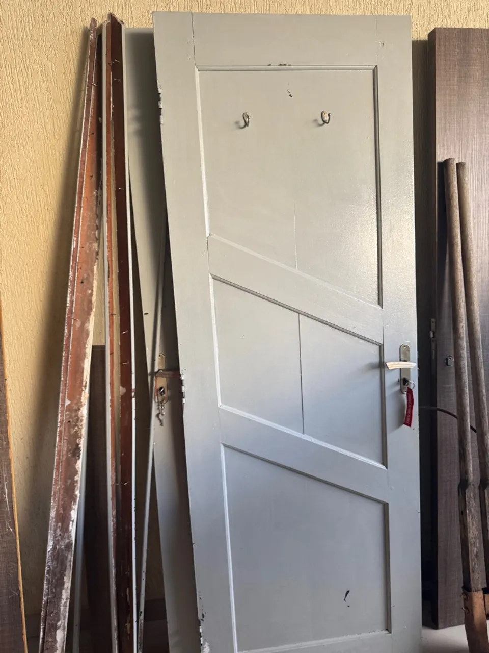 Porta antiga de madeira com detalhes