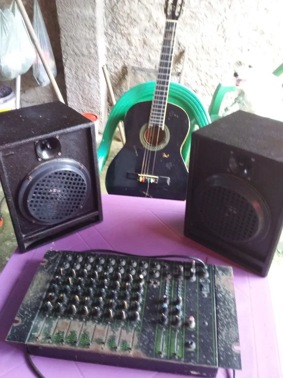 Sistema de som completo: caixa, mesa e guitarra