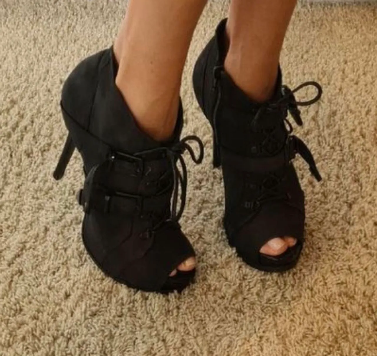 Sandália Peep Toe de Salto Alto Preta