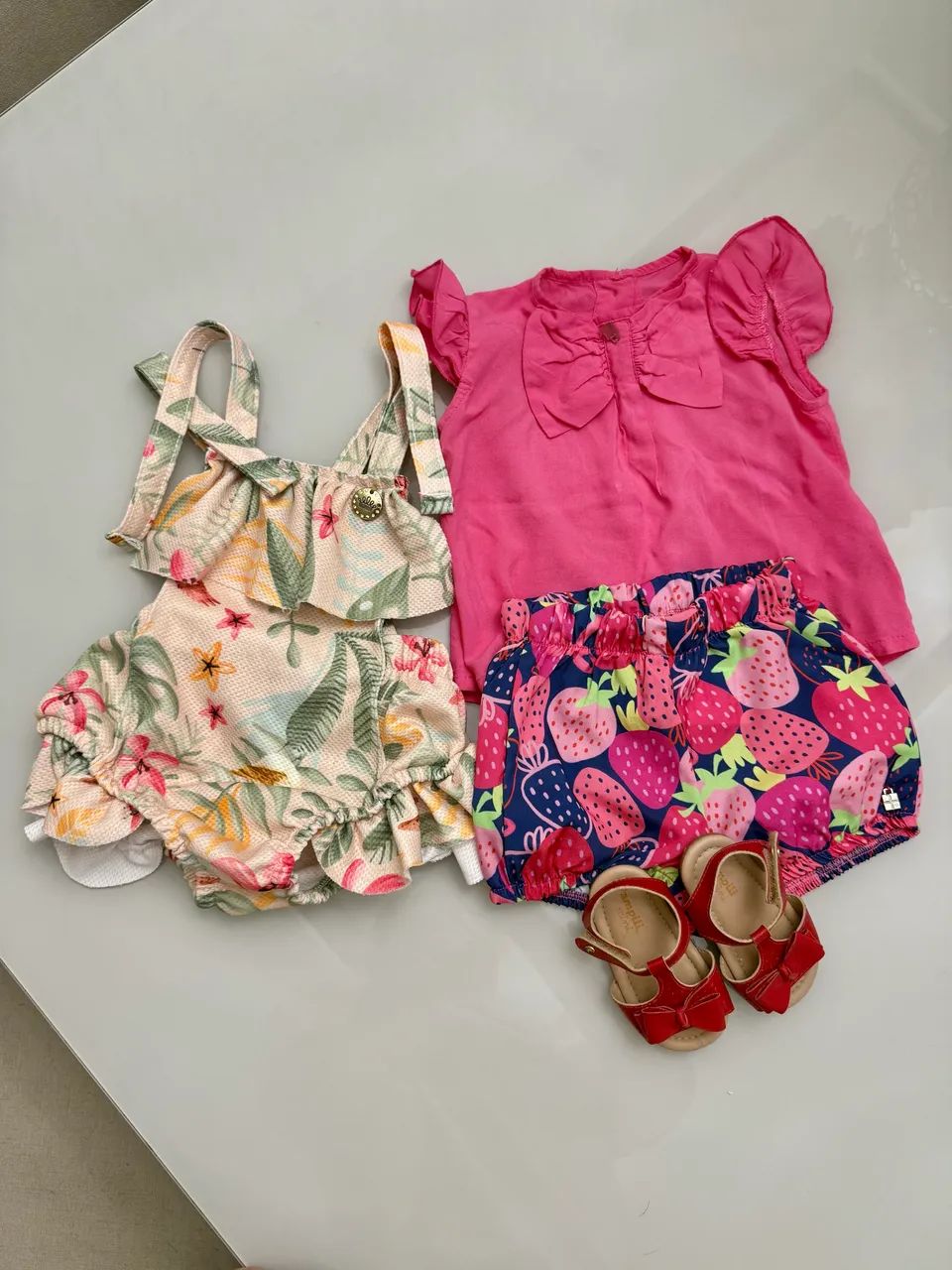 Kit com 2 conjuntos e 1 sandália Pampili 