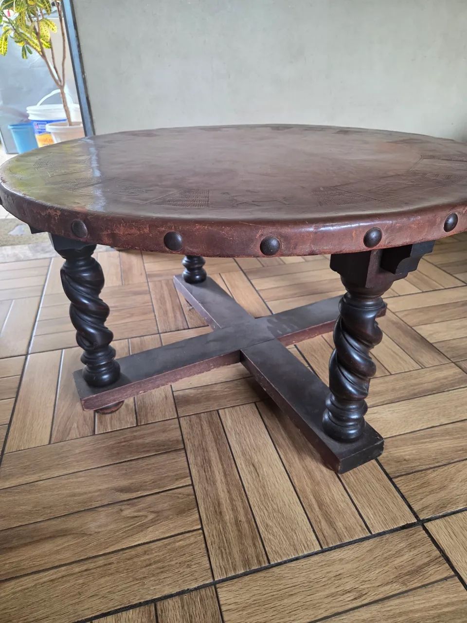 Mesa de centro (Zodíaco) em madeira e couro 