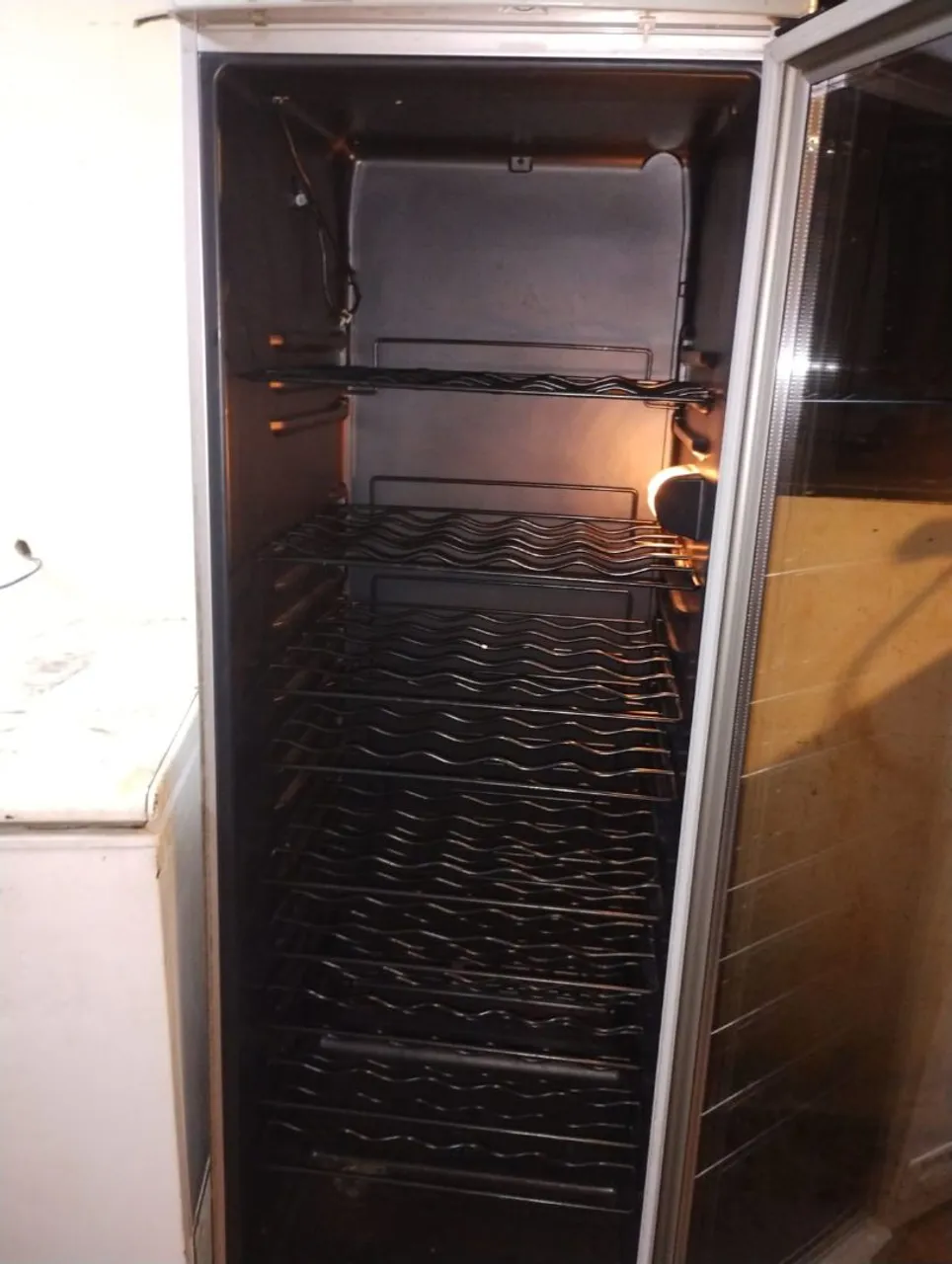 Adega de Vinhos Climatizada - Perfeita para sua coleção!