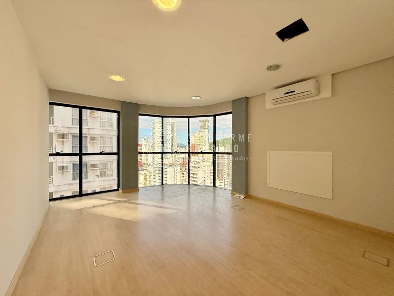 Locação Anual Sala Comercial em Empresarial 20m², no centro, Balneário Camboriú