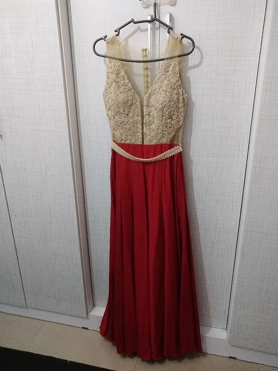 Vestido de festa longo com detalhes em renda e cinto de pérolas