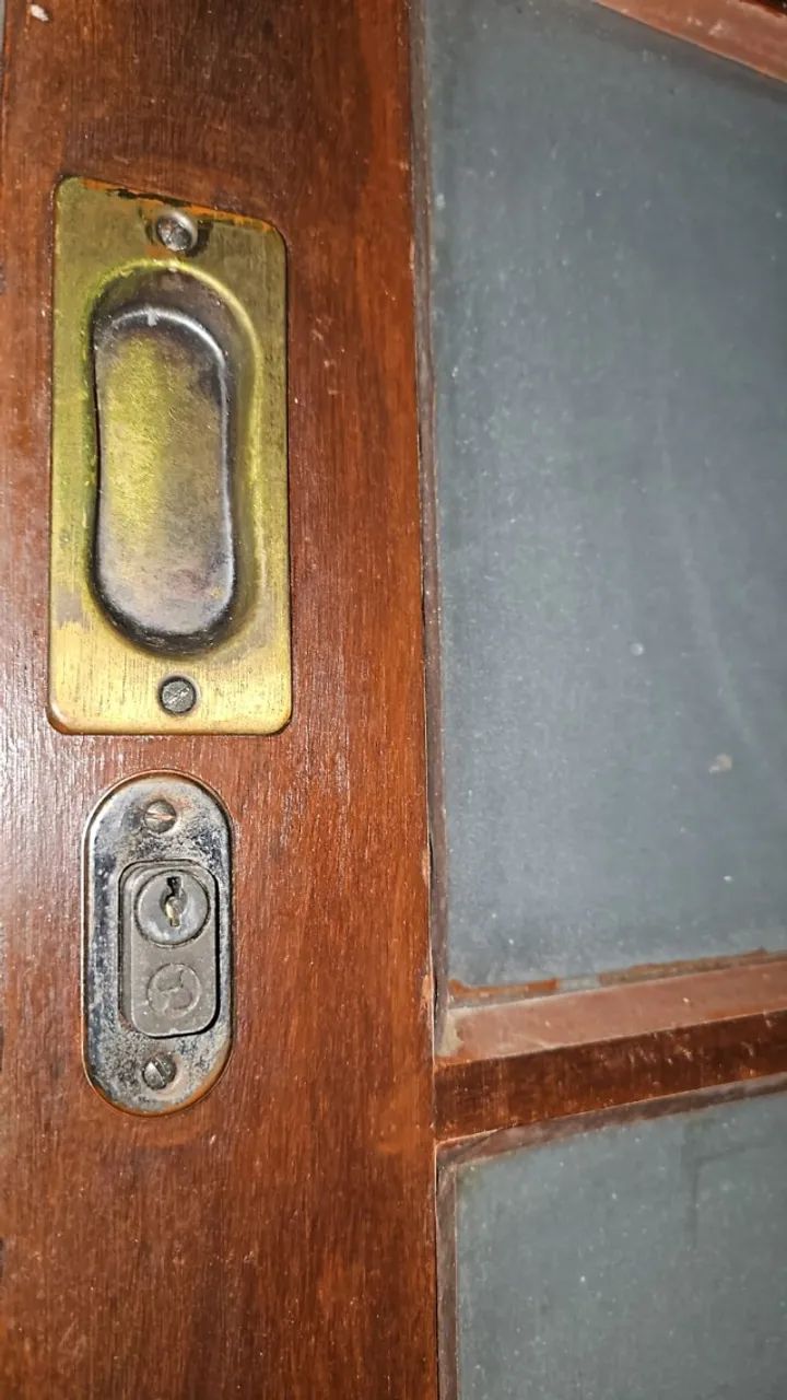 Porta janela de correr (balcão) em Imbuia, c/ fechadura, Envernizada, 64 Vidros Foscos - Foto 2