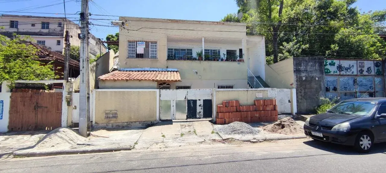 Casa térrea em São Gonçalo com vaga de garagem.