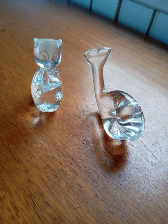 Par de figuras de vidro transparente