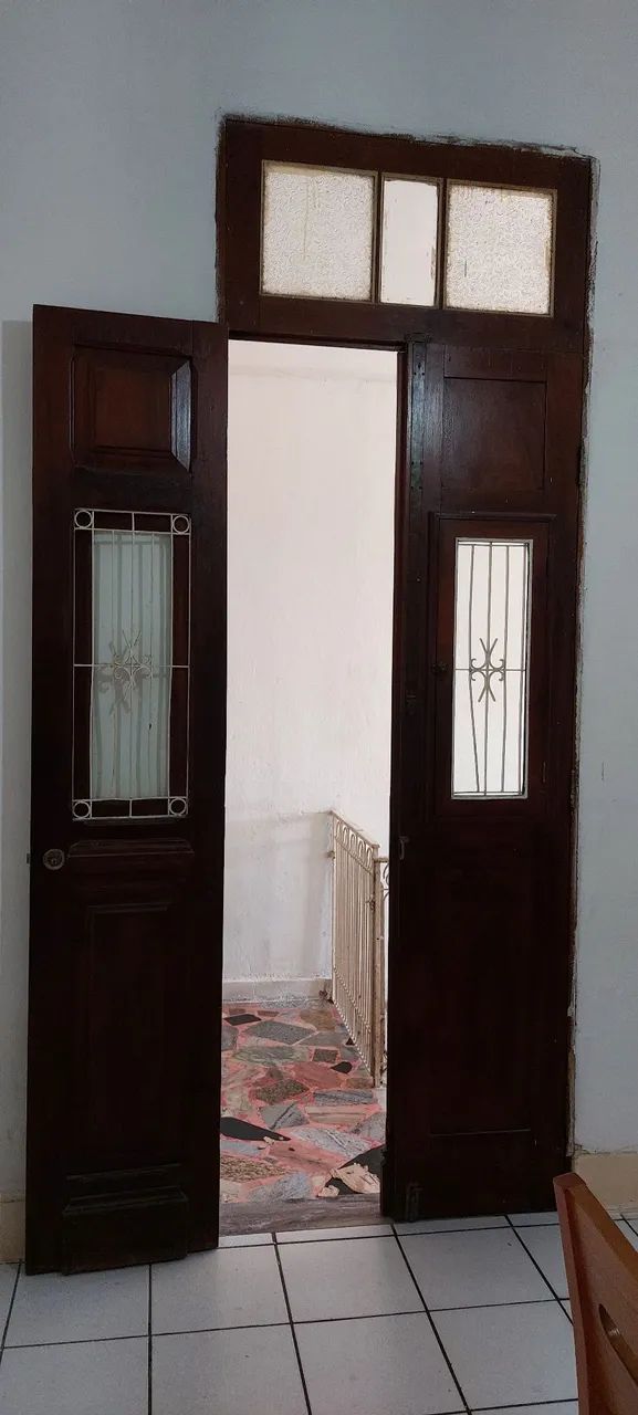 Porta de madeira antiga com vidros e arabescos - Foto 2