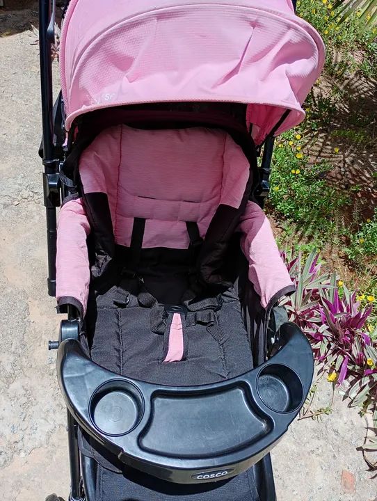 Carrinho de bebê reversível Cosco Rosa e preto seminovo  - Foto 2