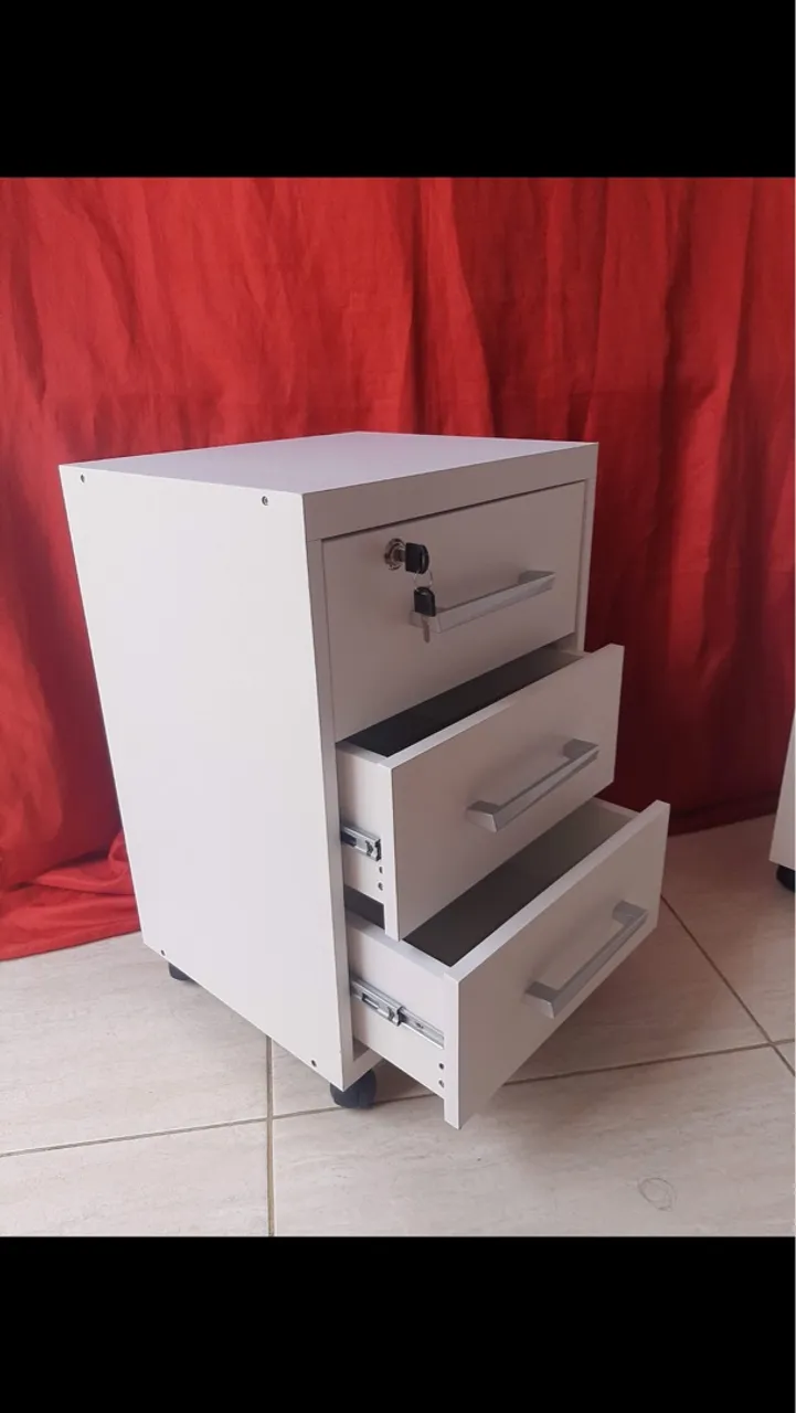 Gaveteiro branco com rodinhas