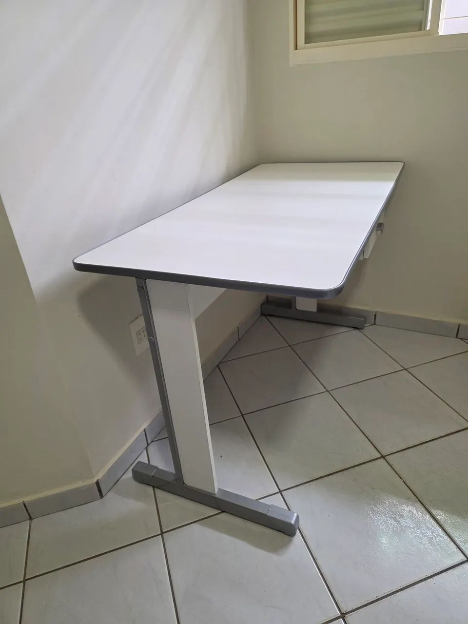Vendo mesa escrivaninha com 2 gavetas - Foto 2