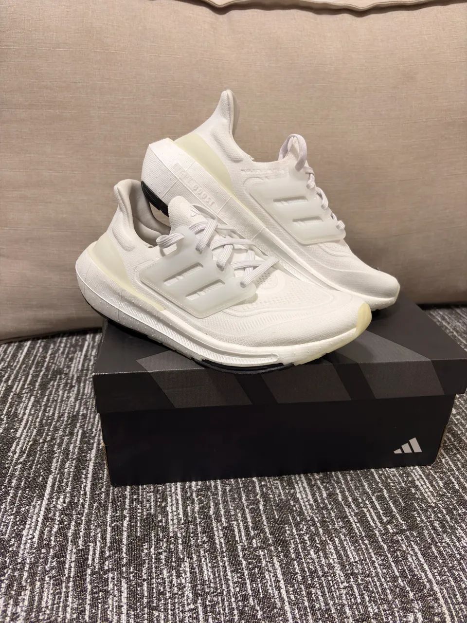 Tênis ULTRABOOST LIGHT W - Foto 2