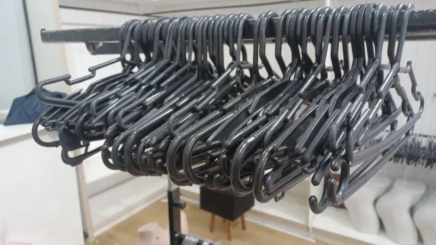 Cabides simples, para blusas e superiores, valor unitário.