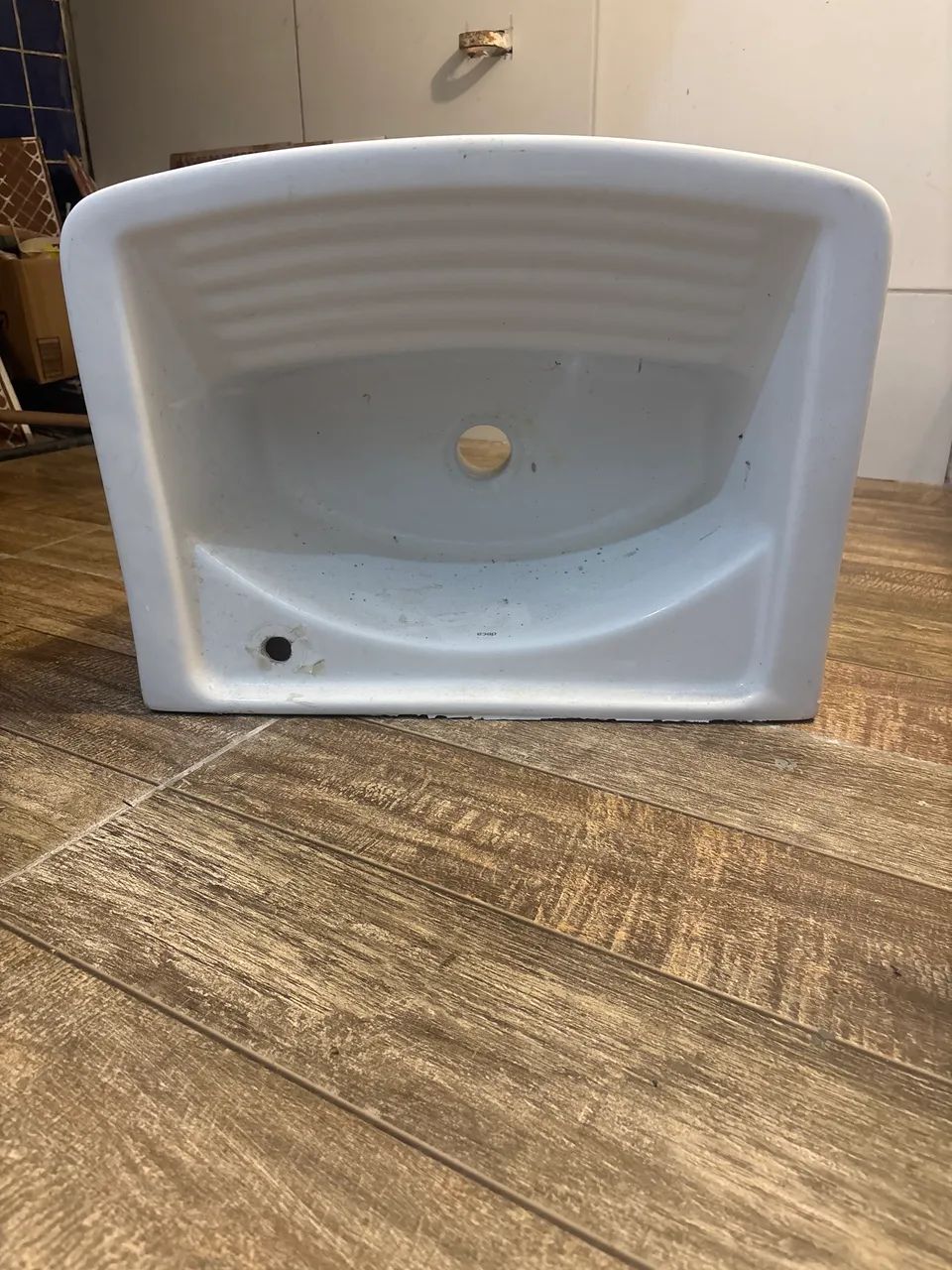 Tanque de louça branco