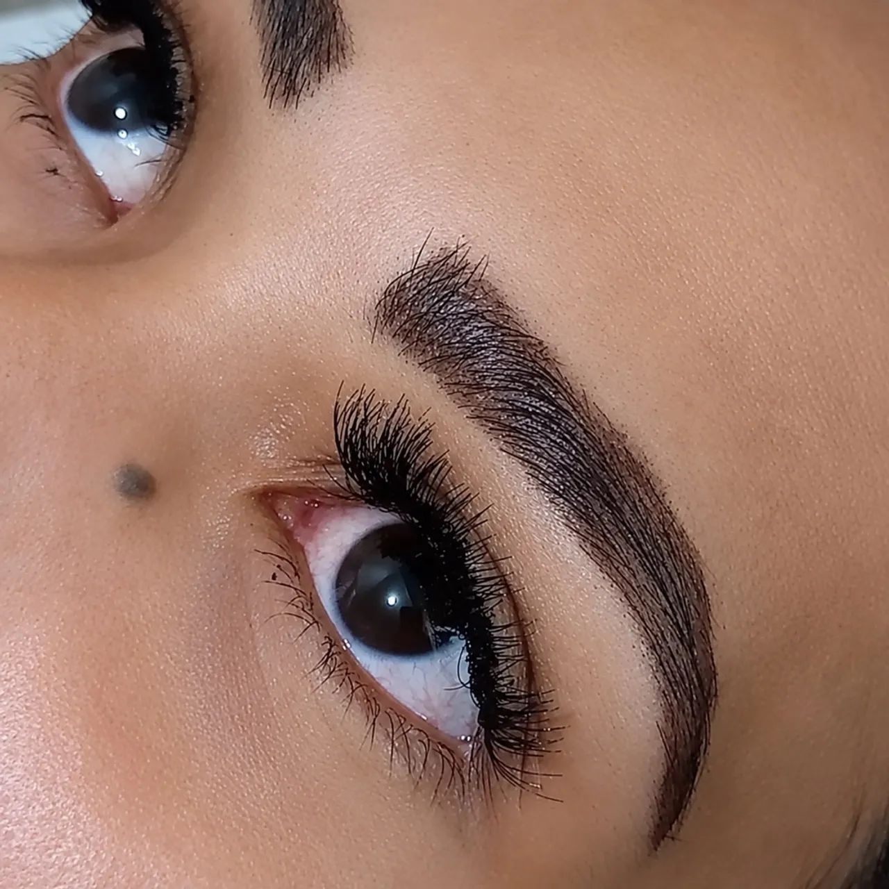 Design de sobrancelha com henna e cílios tufos de seda 