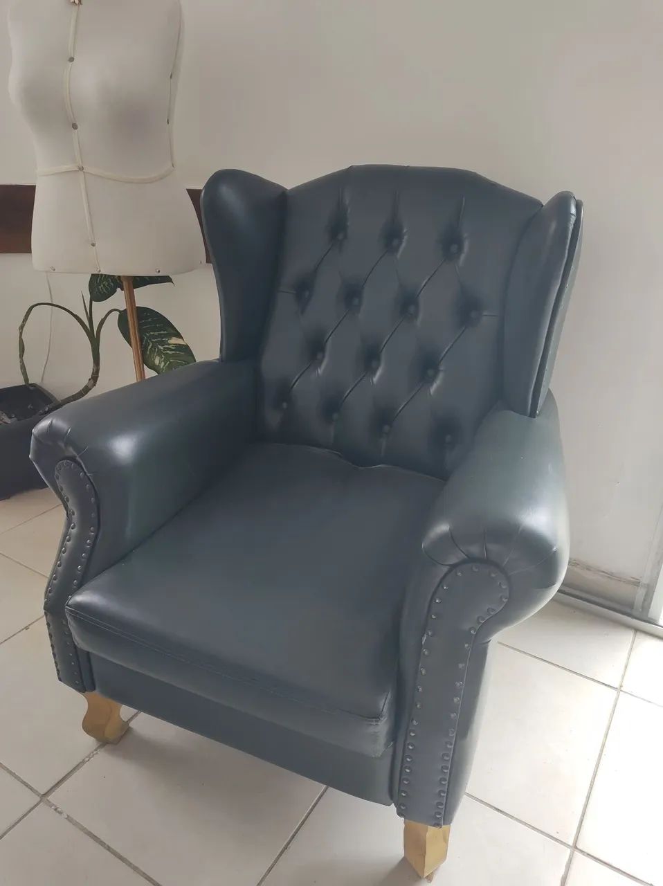 Poltrona de couro estilo chesterfield verde