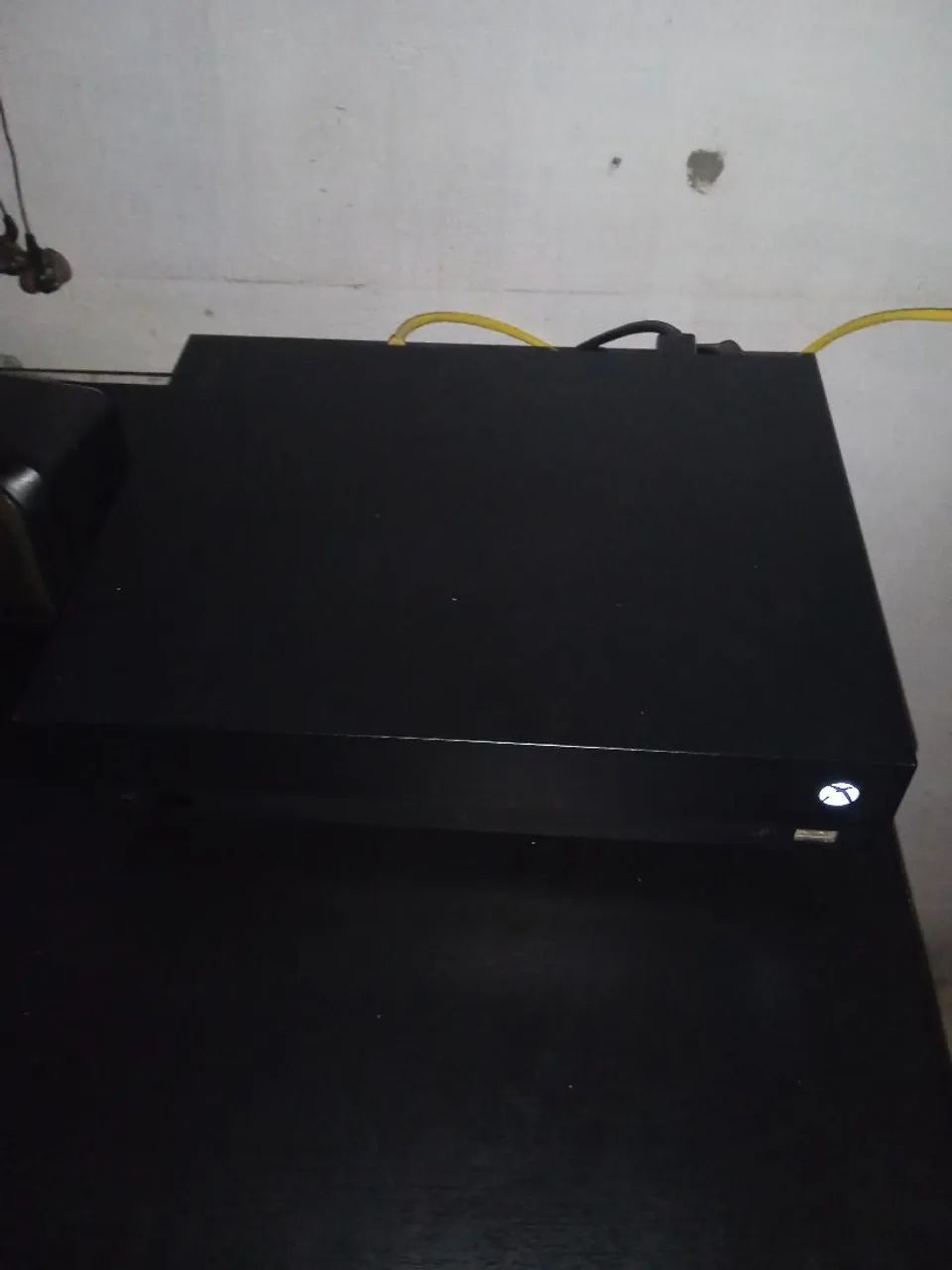 Xbox one x 1Tb 4k um controle e cabos 