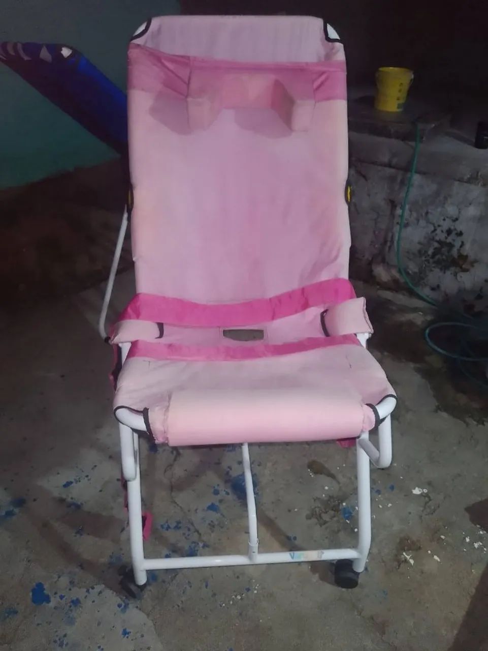 CADEIRA DE BANHO COM RODINHAS 