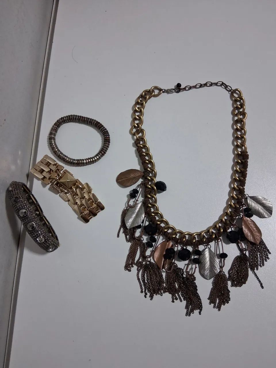 Conjunto de pulseiras e colar feminino
