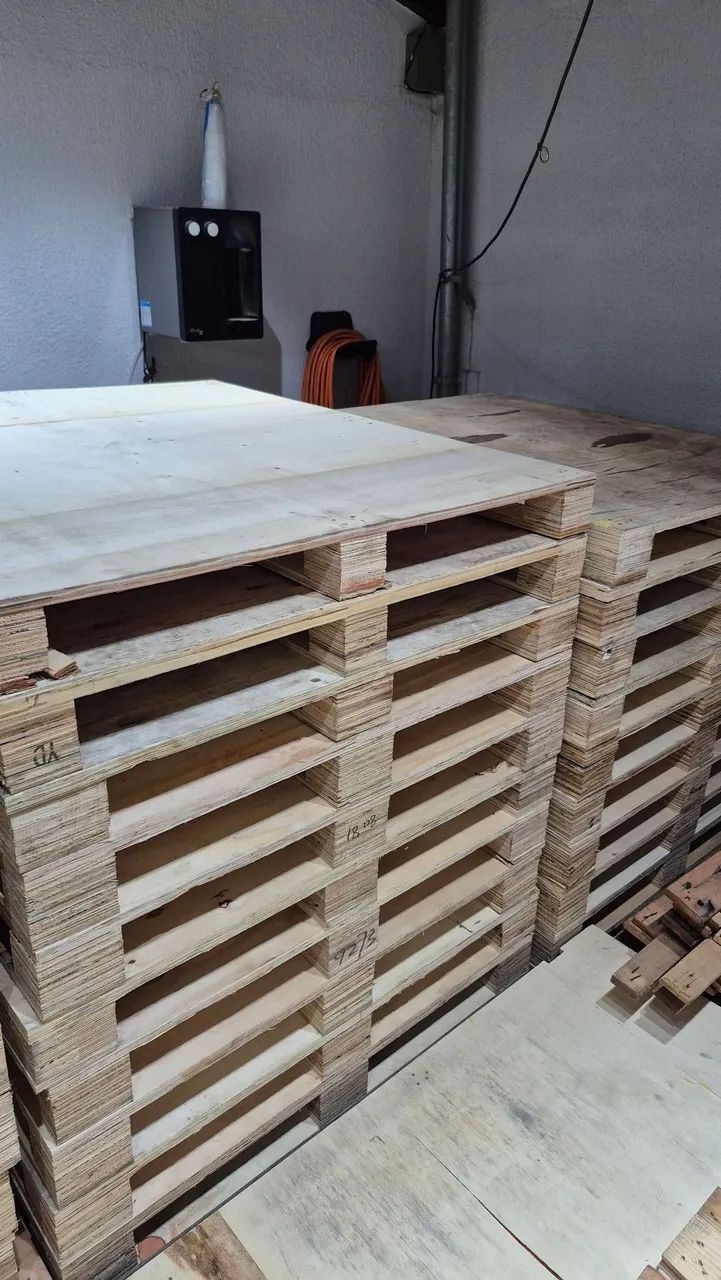 Pallets seminovos compensado medida 1.30mt por 1.10mt, entregamos. 