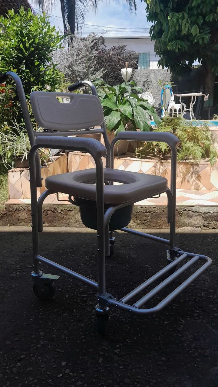 Cadeira de banho nova.de alumínio com comadre e acento almofadada e com freio nas 4 rodas. - Foto 2