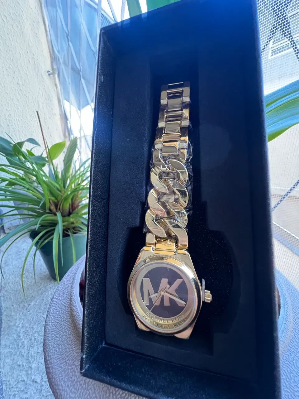 Relógio MK feminino dourado - Foto 2