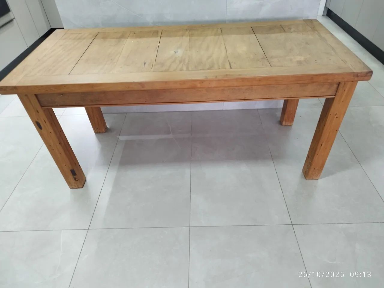 Linda mesa de madeira de lei