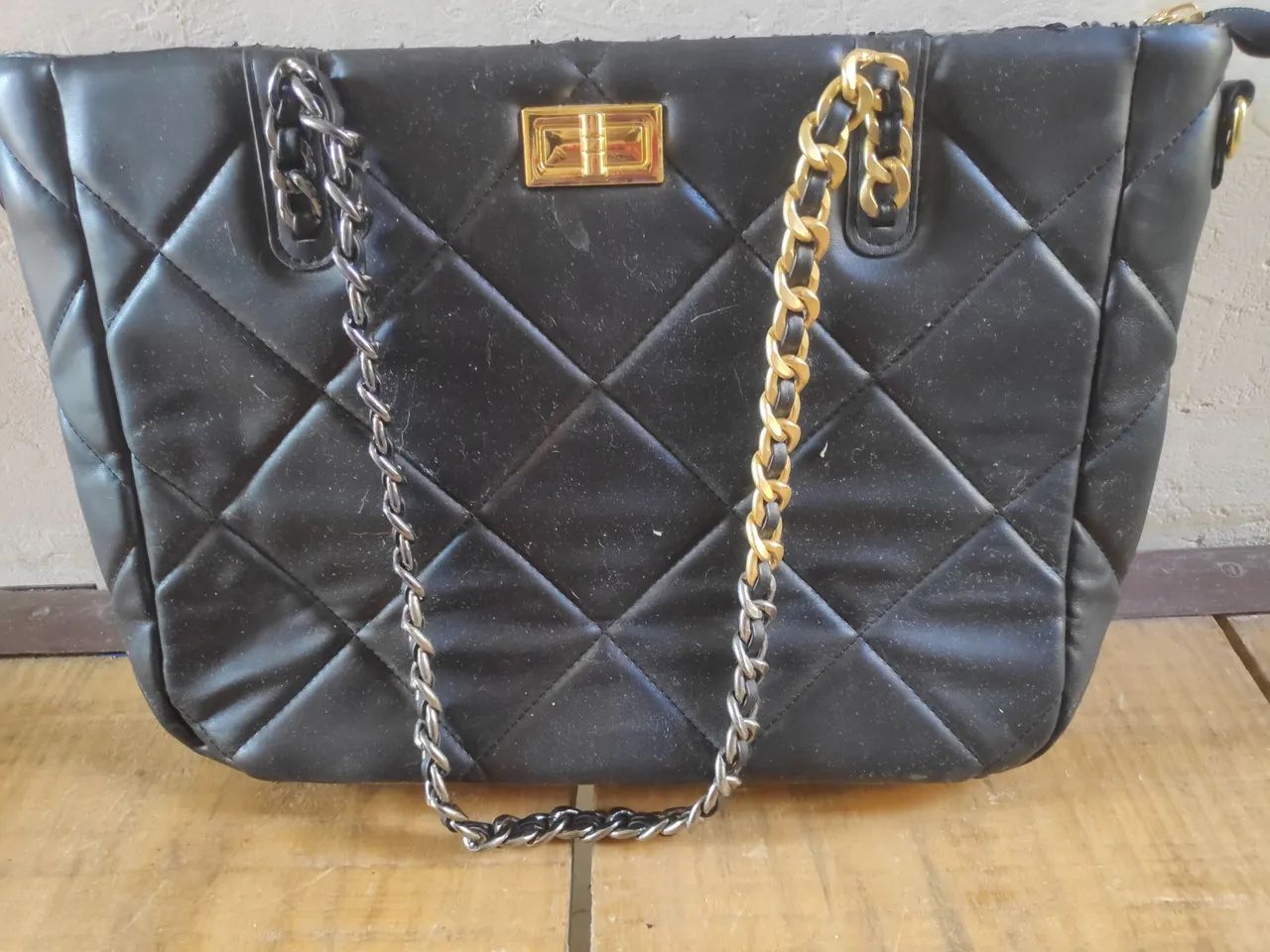 Bolsa preta acolchoada de couro com corrente em bom estado - Foto 5