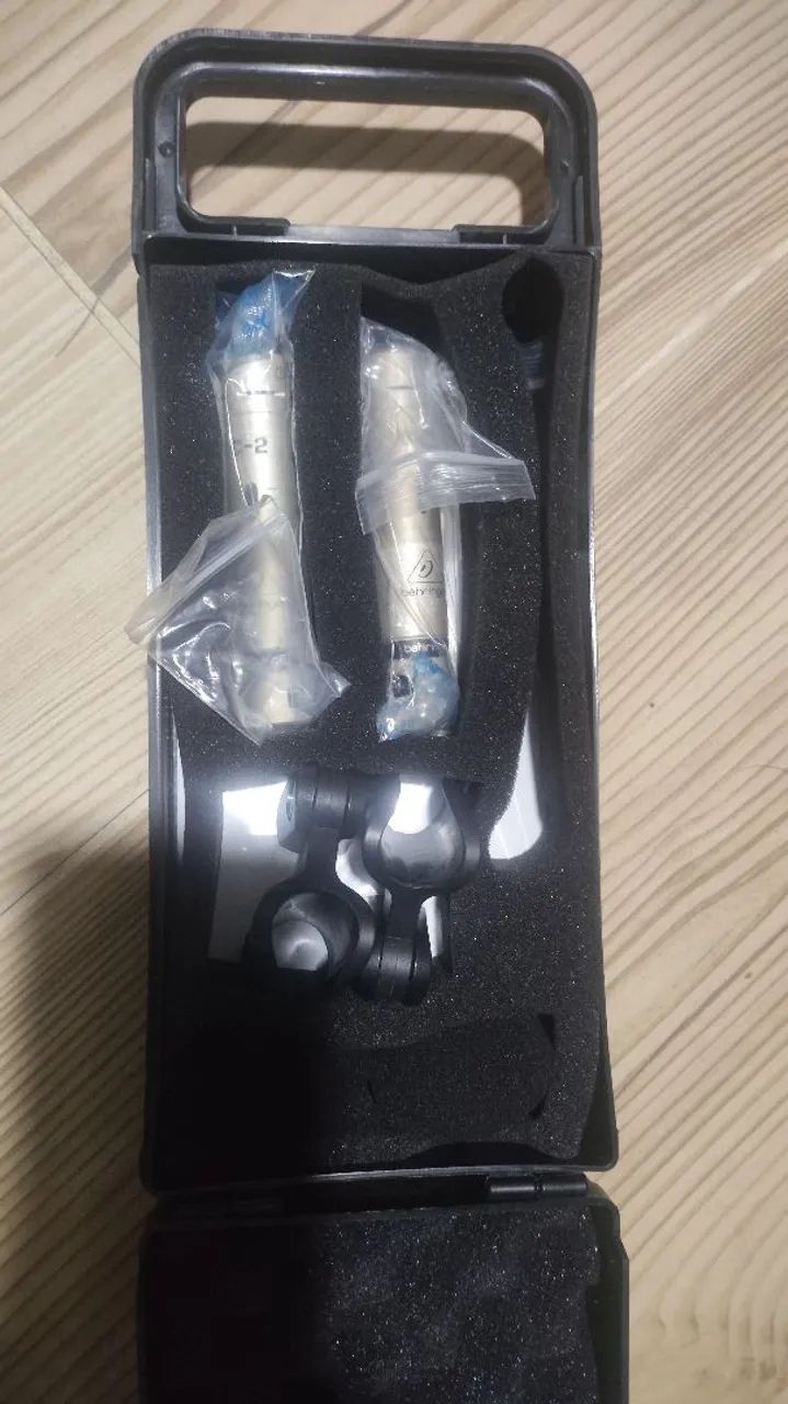 Par casado de microfones condensadores Behringer C-2
