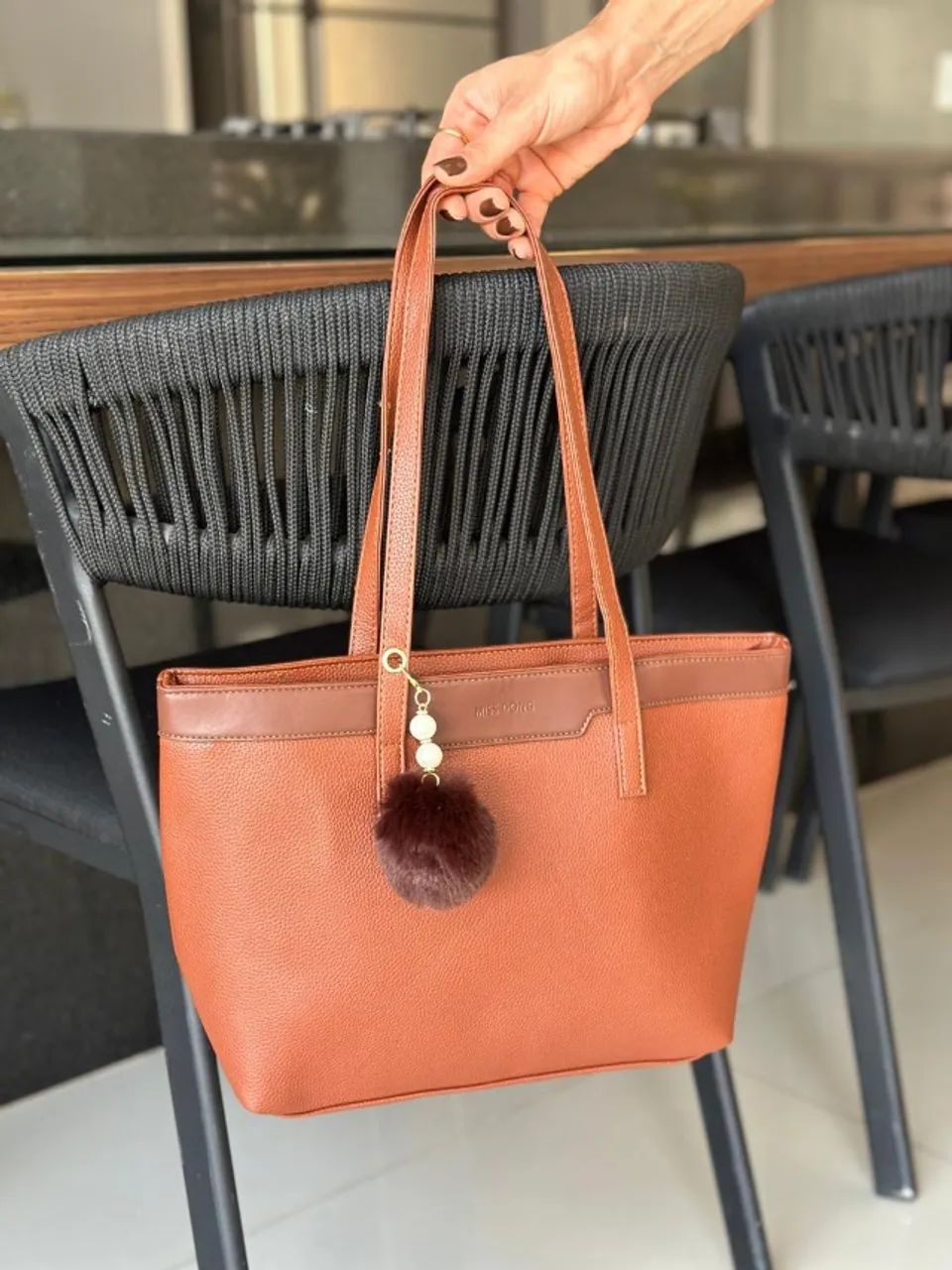 Bolsa Lolla Feminina Grande Chaveiro Pompom - Foto 3