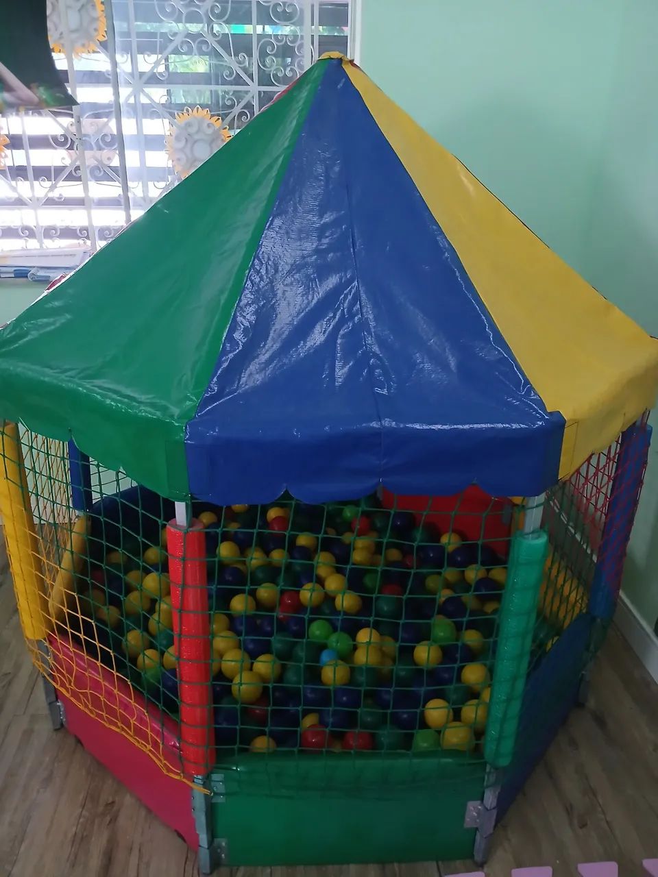 Piscina de bolinhas com bolinhas 