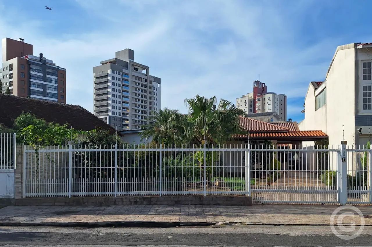Casa semimobiliada com sete vagas no Estreito, em Florianópolis