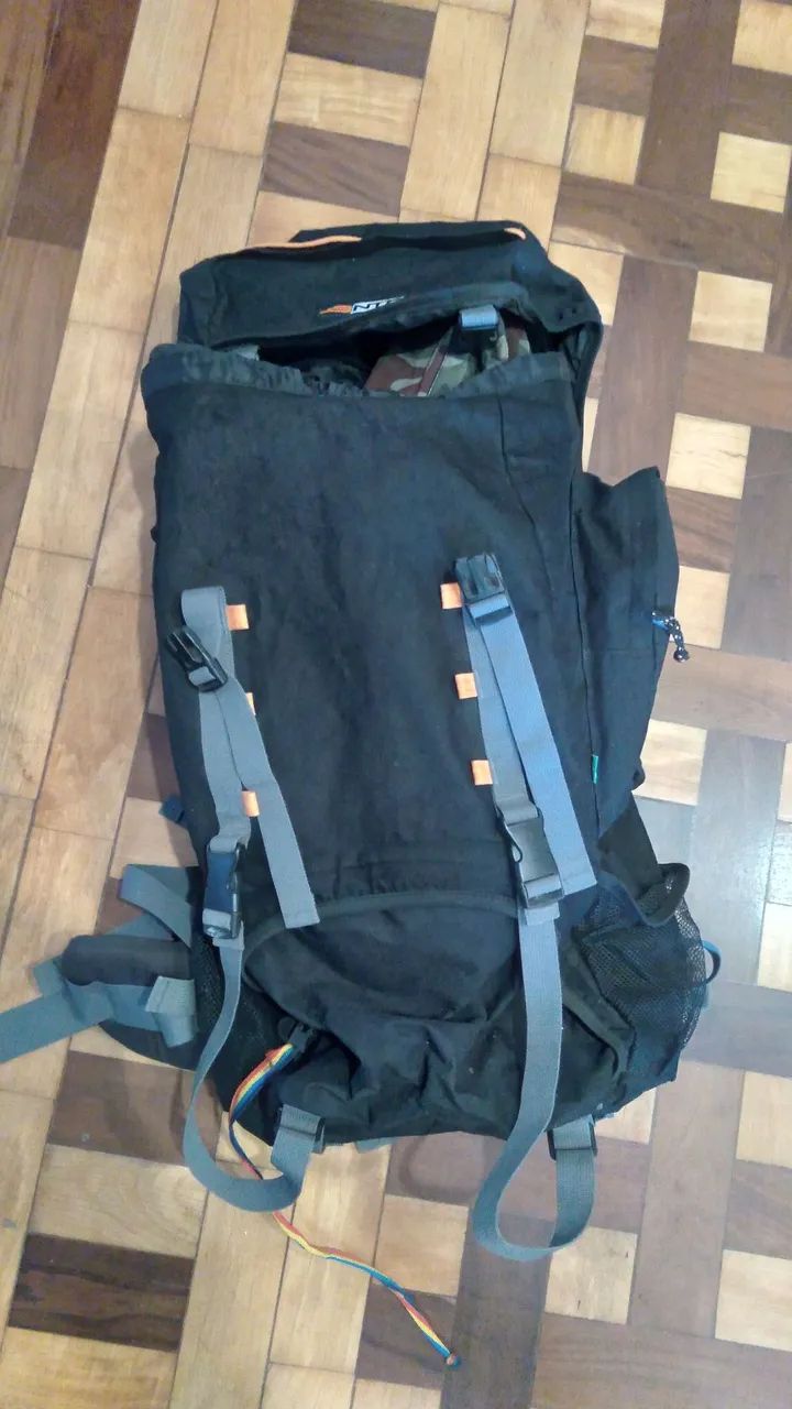 Mochila de trilha praticamente nova