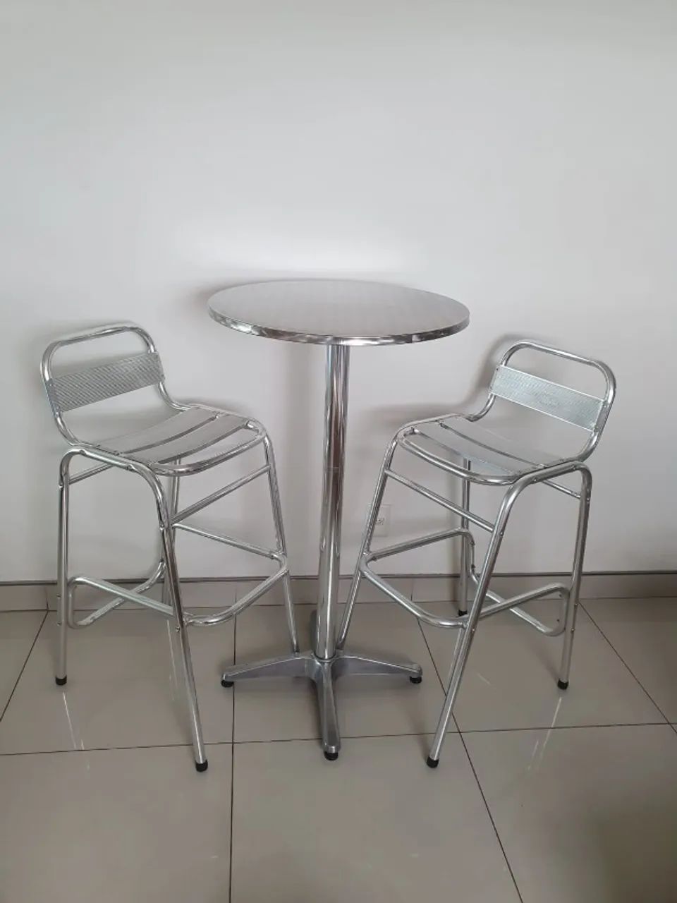 Mesa em Alumínio + 2 bancos em Alumínio