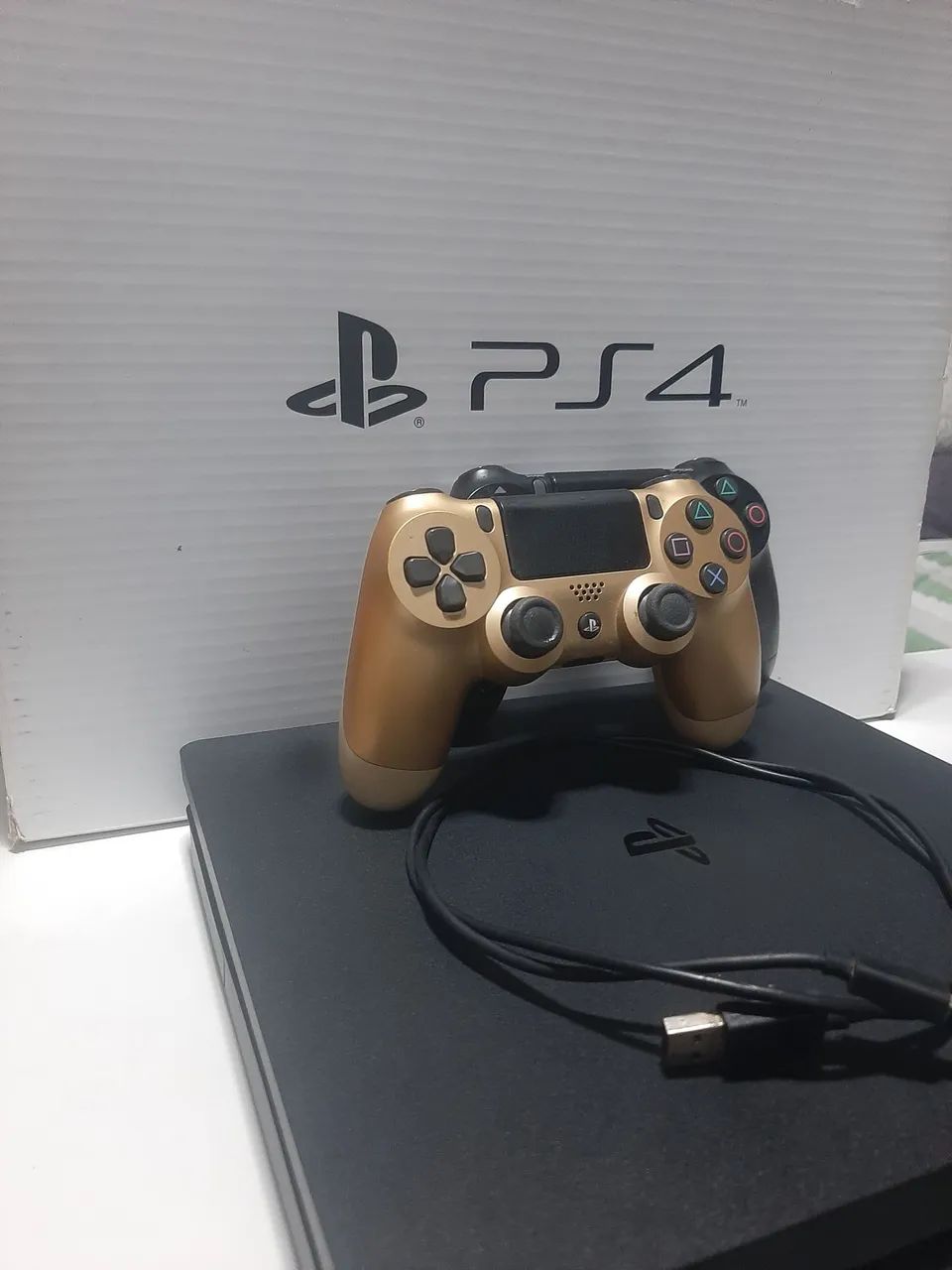Ps4 com 2 controles e cabo de carregador - Foto 2