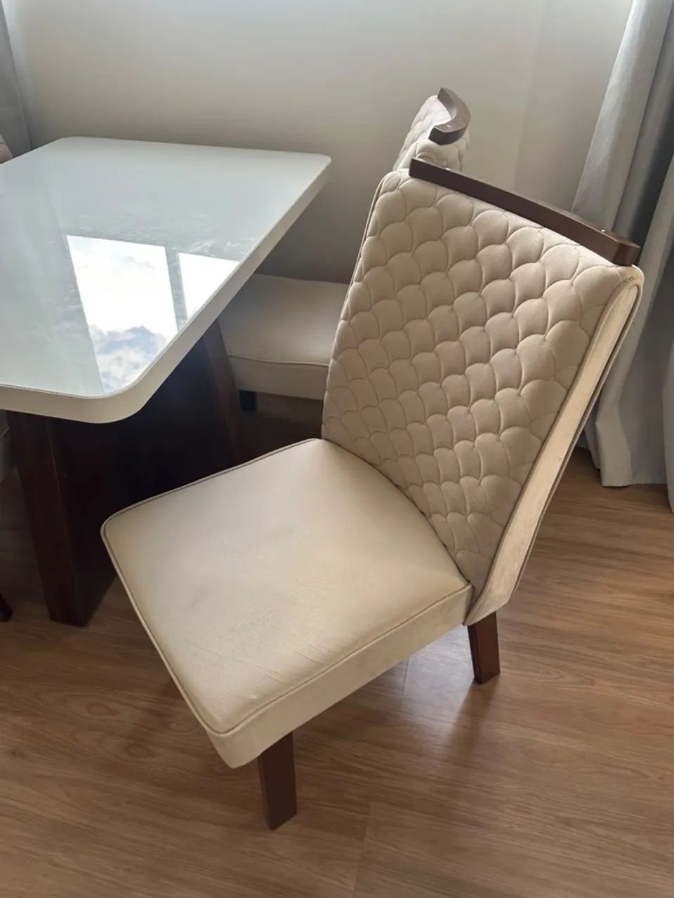 Mesa de Jantar com 4 Cadeiras Estofadas - Super Conservada! - Foto 3