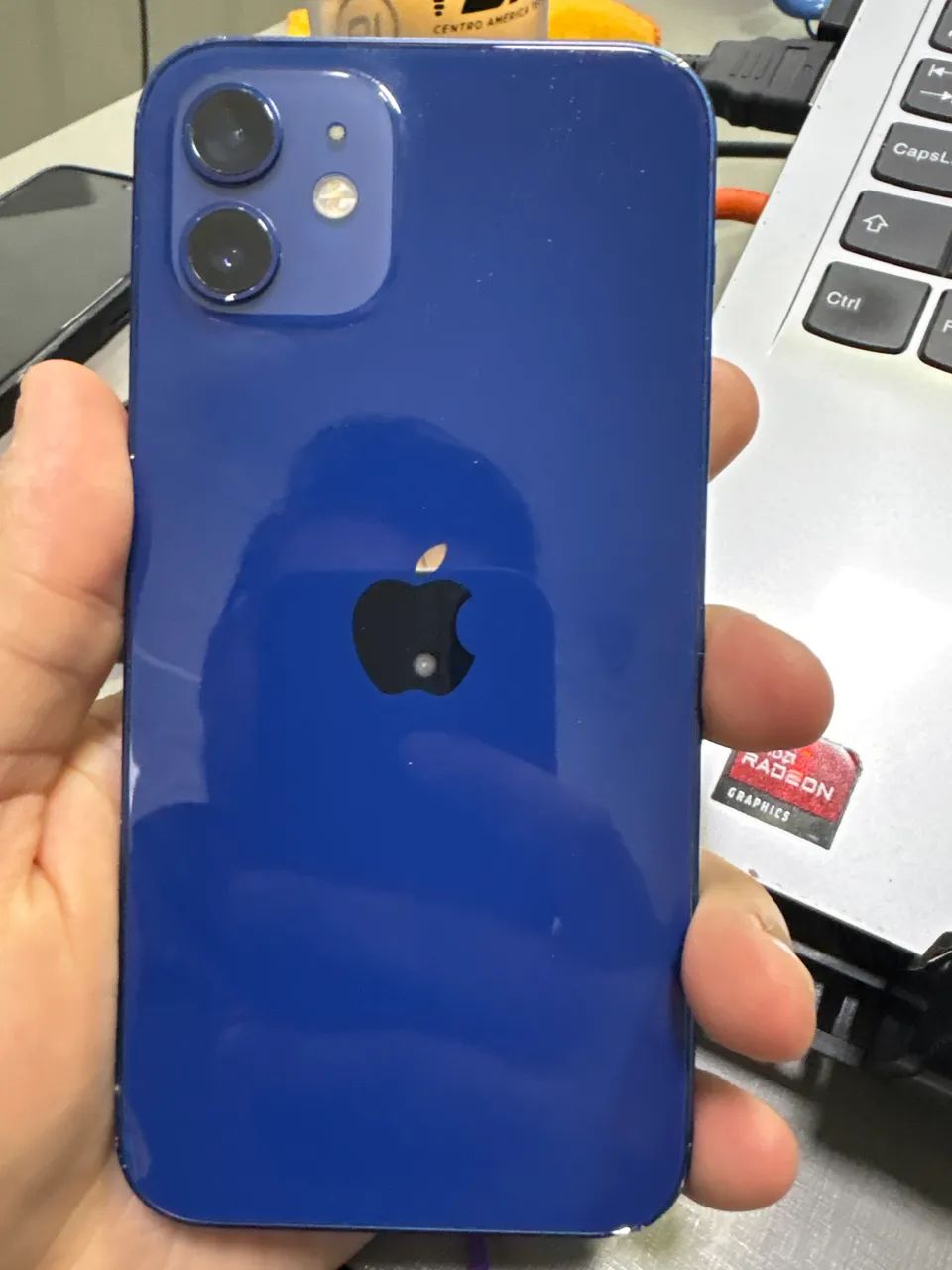 iPhone 12 - bateria 70% 