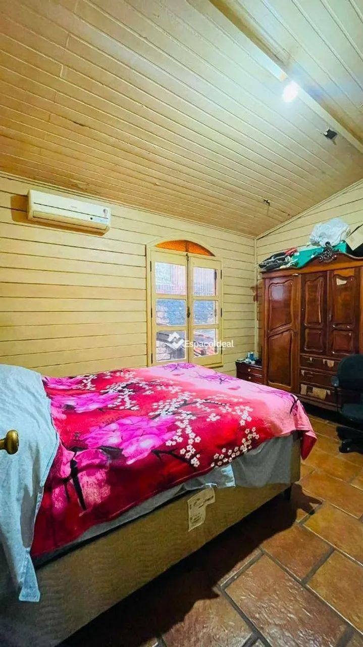 Casa de Madeira Nobre no Centro | 4 Dormitórios e 2 Suítes - Foto 5