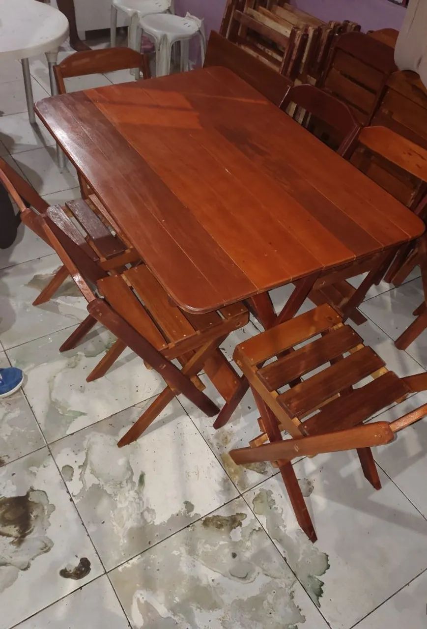 Vende-se jogo de mesa com seis cadeiras 