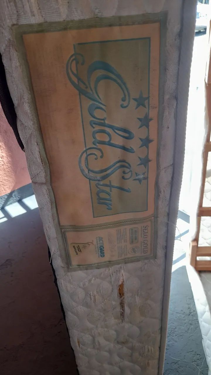 Cama de casal com mola ensacada com pezinho