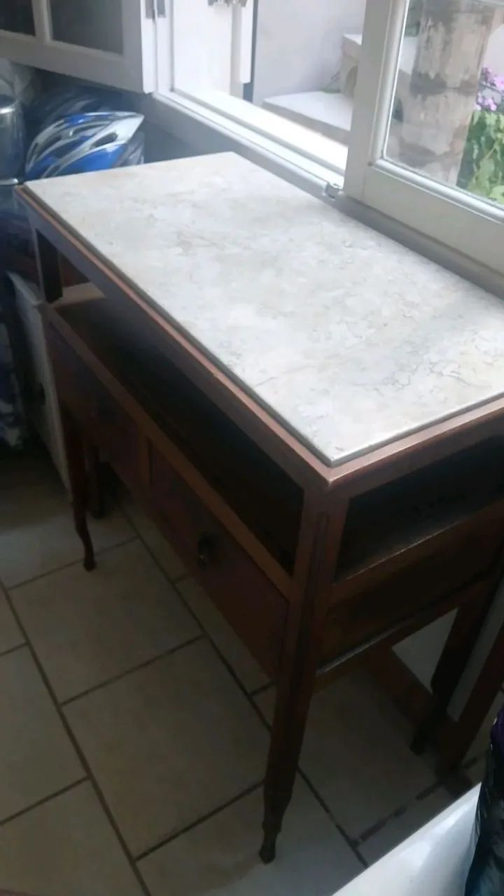 mesa antiga em madeira maciça e tampo em granito com 2 gavetas - Foto 2