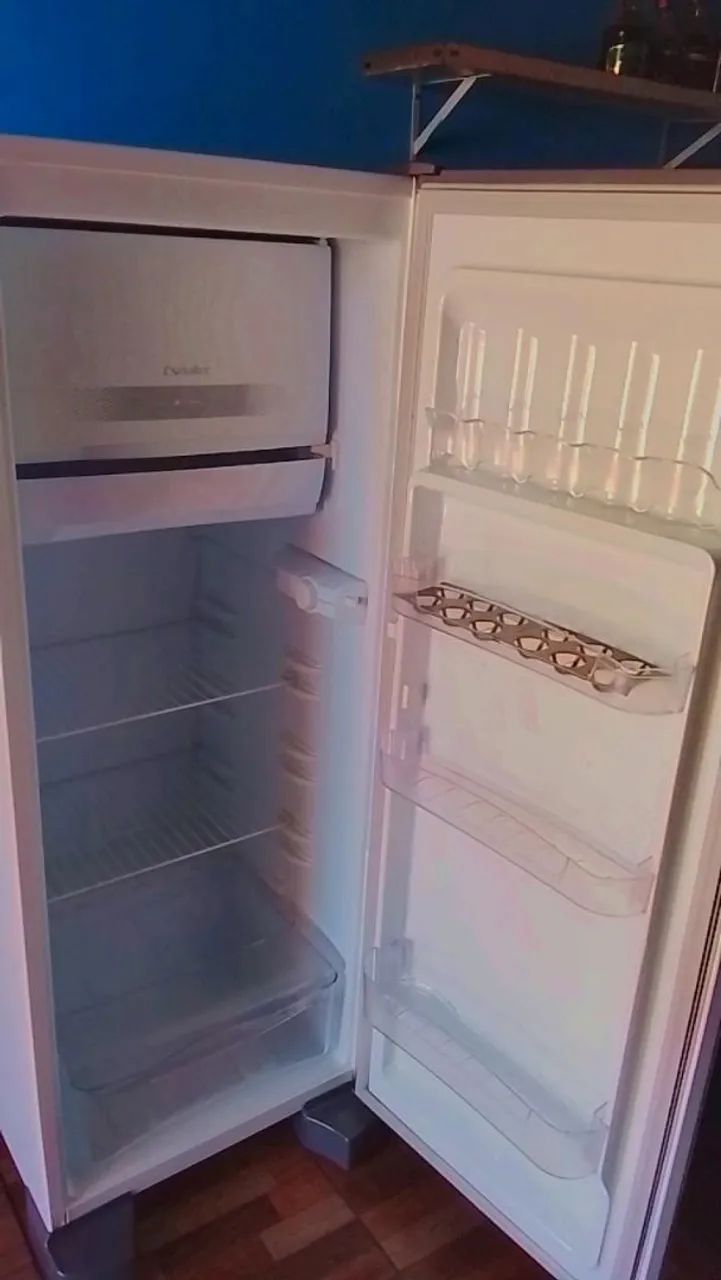 Vendo Geladeira Semi Nova