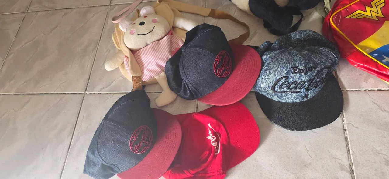 Lote bonés e mochilinhas - Foto 4